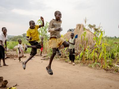 Børn som løber og springer i Uganda.
